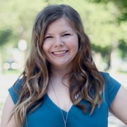 Lindsey-2019headshotCROPWEB